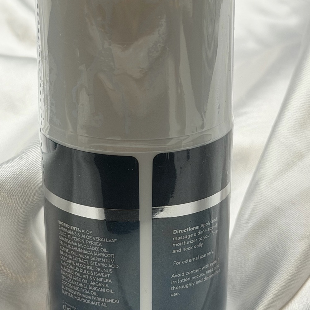 Gentlemen’s Daily Face Moisturizer - Black and White - Picture 6 of 7